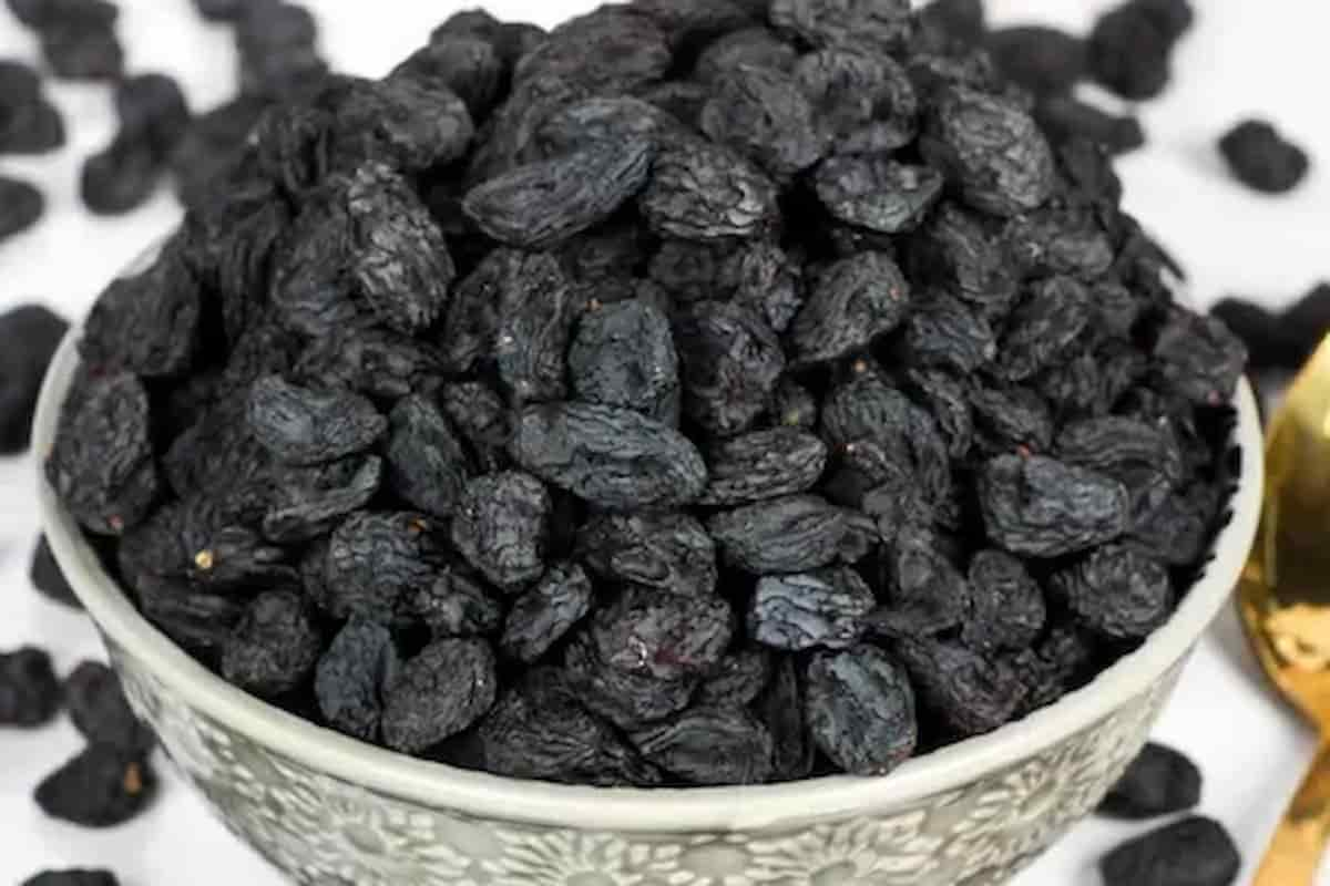  Buy the best types of black raisins at a cheap price 