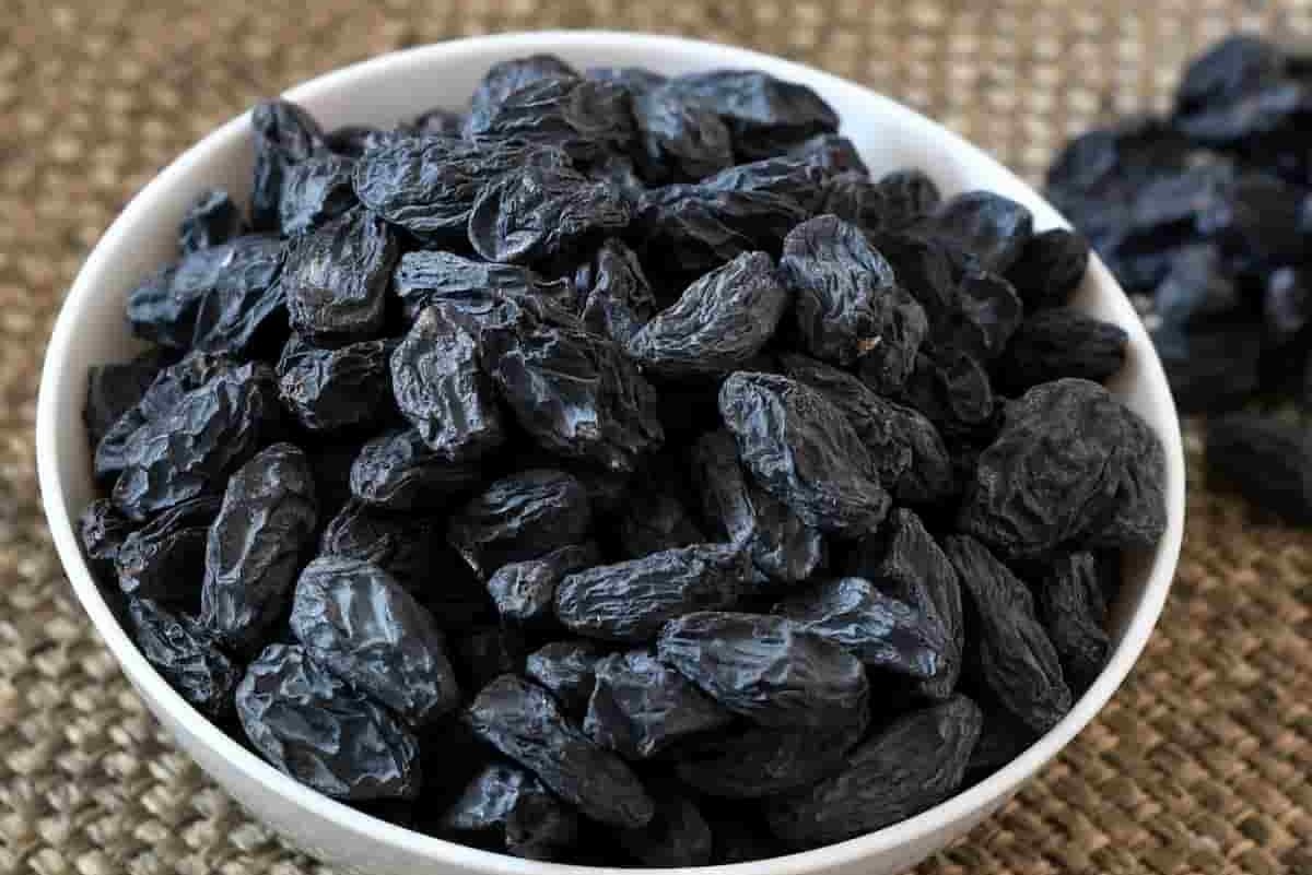  black raisins vs green raisins nutrition fact and value 