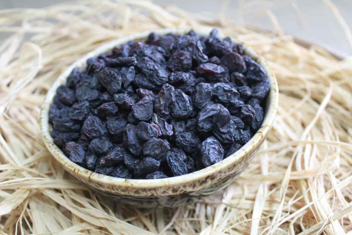  black raisins vs green raisins nutrition fact and value 